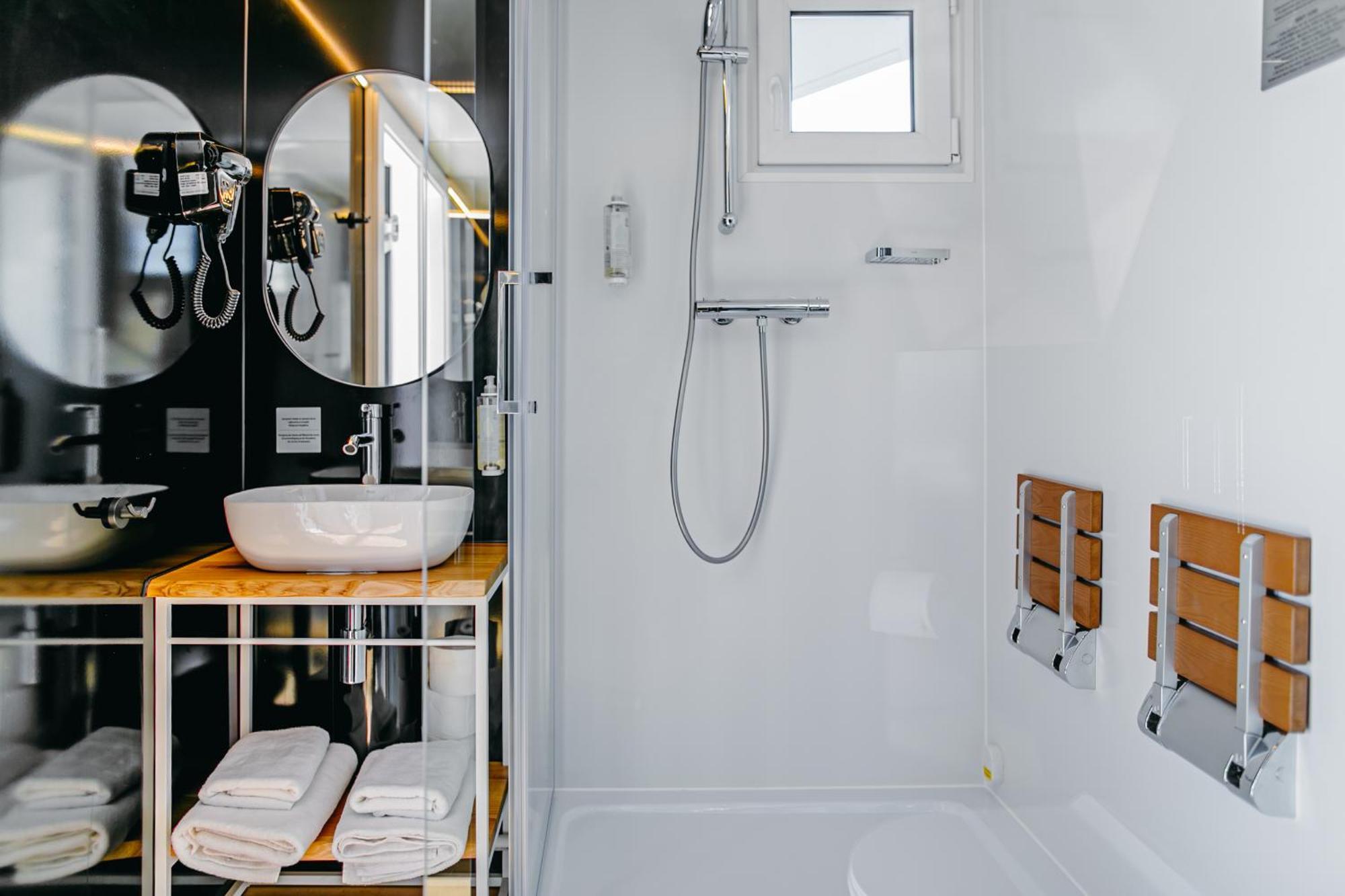 Grand Ht Houseboats - Domki Na Wodzie - Sauna, Jacuzzi, Kominek Mielno  Ruang foto