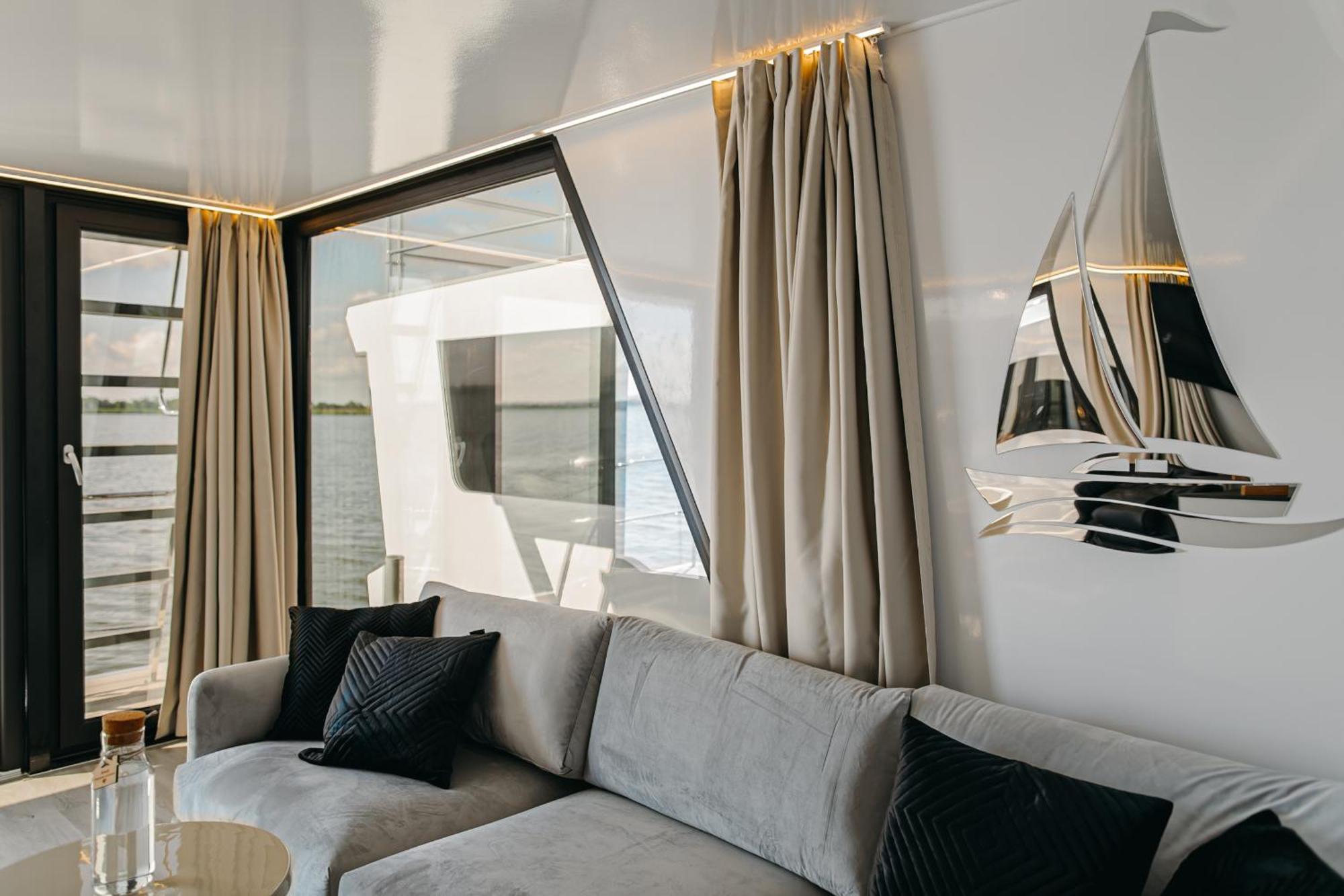 Grand Ht Houseboats - Domki Na Wodzie - Sauna, Jacuzzi, Kominek Mielno  Ruang foto